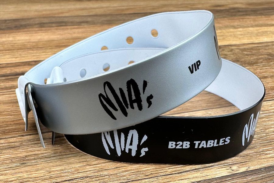zilveren en zwarte smalle vinyle polsbandjes voor de MIA's